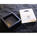 Detalle de caja blanca de suspensión con película PE para joyas de titanio piercing - 70*70mm / Blanco