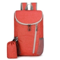 Roter wasserabweisender Sportrucksack mit grauen Reißverschlüssen und Aufbewahrungsbeutel - Rot