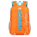 Zaino da trekking pieghevole arancione con spallacci blu e dettagli per escursioni - Arancione
