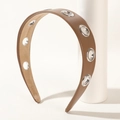 Braunes PU-Leder-Haarreif mit silbernen Metallringen auf minimalistischem Ständer - Khaki