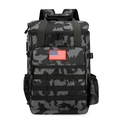 Isolierter Thermo-Rucksack im grauen Camouflage-Design mit Molle-System und Patch - Schwarzes Camouflage