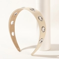 Minimalistisches beigefarbenes PU-Leder-Stirnband mit silbernen Metallösen im Punk-Stil - Gebrochenes Weiß
