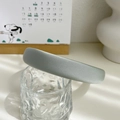 Minimalistisches dickes Haarreif in Salbeigrün mit Satin-Seidentextur auf Glas - Grau