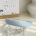 Minimalistisches hellblaues Schwamm-Haarband mit matter Textur für hohes Volumen - Hellblau