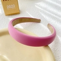 Rosalila gepolstertes Stirnband mit mattem Stoffbezug auf einem Keramiktablett - Fuchsia