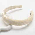 Diadema acolchada de satén crema con textura de corazón 3D y diseño elegante - Amarillo