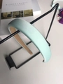 Gepolstertes hellblaues Satin-Stirnband mit rutschfestem Futter an schwarzem Ständer - Seeblau