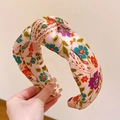 Diadema anudada rosa bohemia con estampado floral de cachemira y textura de satén - Rosa