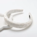 Elegante diadema de esponja satinada marfil con motivo de corazón y forro antideslizante - Blanco