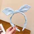 Serre-tête oreilles de lapin bleu clair avec broderie florale blanche et tissu doux - Bleu ciel