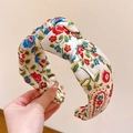 Diadema con nudo de tela y estampado paisley de colores sobre fondo blanco - Beige