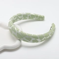 Diadema de satén acolchada con patrones de corazones verde claro en tela blanca brillante - Verde