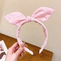 Serre-tête rose en tissu avec oreilles de lapin brodées et motif floral - Rose