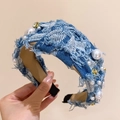 Serre-tête large en denim bleu avec perles blanches et strass dorés style rétro chic - Bandeau en Denim avec Perles Artificielles / Bleu ciel