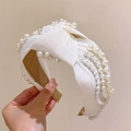 Eleganter cremeweißer gedrehter Perlenhaarreif mit strukturiertem Stoff und Perlendetails - Cremeweiß