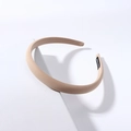 Diadema minimalista de tela beige con textura acanalada y detalle de etiqueta artesanal - Albaricoque Té con Leche