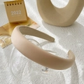 Gepolstertes beige Schwamm Stirnband mit Seidenfinish für hohe Schädeldecke - Milchtee-Farbe