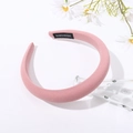 Handgefertigtes rosa Schwamm-Stirnband mit Twill-Struktur auf weißem Hintergrund - Rosa