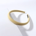 Diadema de tela amarillo crema hecha a mano con textura tejida en soporte de exhibición - Amarillo leche