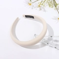 Minimalistisches cremeweißes Schwamm-Stirnband mit Stoffstruktur und Handmade-Etikett - Cremeweiß