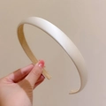 Eleganter dicker Satin-Haarreif in Creme mit glatter Textur und minimalistischem Design - Satin - Weiß