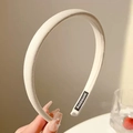 Beigefarbenes Karo-Stoff-Haarband mit handgefertigtem Etikett für einen Sommer-Look - Weiß