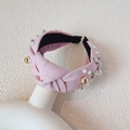 Diadema de satén rosa con nudo, perlas blancas y cuentas doradas para el cabello - Rosa