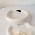 Diadema blanca gruesa de esponja con textura fina sobre un plato de cerámica elegante - Blanco Roto