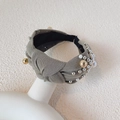 Diadema ancha de nudo en tela topo con perlas blancas y cuentas de metal - Gris