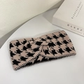Diadema de punto con estampado de pata de gallo en negro y beige con un elegante nudo central - Rosa