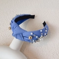 Diadema azul anudada con perlas artificiales y cuentas metálicas en modelo - Azul