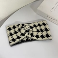 Diadema de punto con estampado de pata de gallo blanca y negra y detalle de nudo - Beige