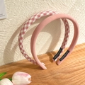 Haarreifen-Set aus Stoff in Rosa und Karo mit Handmade-Label auf sanftem Hintergrund - Koreanisches Rosa und rosa Plaid