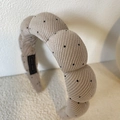 Dicker beiger Polka-Dot-Haarreif aus Rippstoff mit weicher Füllung und 3D-Struktur - Khaki