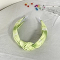 Diadema ancha tie-dye verde y blanco con nudo superior para peinado bohemio de verano - Verde