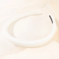 Detail eines weißen gepolsterten Schwamm-Stirnbands mit Webstruktur auf Seide - Weiß