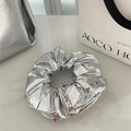 Scrunchie in pelle PU argento metallizzato con trama stropicciata e lucida - Scrunchie in Pelle Argentata