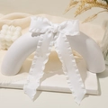 Eleganter weißer Satin-Haarclip mit Faltenrand und langen Bändern in stilvoller Szenerie - Lh240315-7b