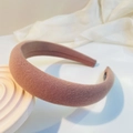 Detailansicht des gepolsterten rosa Stirnbandes mit gestrickter Textur aus Stoff - Hellbraun