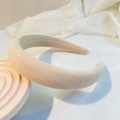 Detail eines beige gepolsterten Schwamm-Haarreifs mit hohem Profil und weicher Stofftextur - Khaki