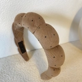 Braunes geflochtenes Samtstirnband mit schwarzen Strasssteinen für elegantes Haarstyling - Punktiert Kaffee