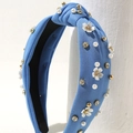 Cerchietto annodato blu con perle bianche, margherite e cristalli color champagne - Blu