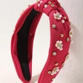 Cerchietto largo a nodo fucsia con fiori bianchi, perle e strass luccicanti decorati - Rosso