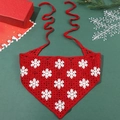 Handgefertigtes rotes Häkel-Weihnachtsdreieckstuch mit weißen Schneeflockenmustern - Schneeflocken-Stil (YY240900012)