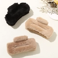 Pinze per capelli in finta pelliccia peluche nera e cammello per donne - Combinazione Di Nero E Cammello (YYKC24100027)