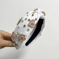 Diadema de tela blanca con nudo, perlas, strass y dijes de corazones rosas - Blanco