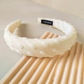 Serre-tête rembourré beige tissé avec texture en tissu et étiquette faite à la main - Off-white Style (FG240527-4E)