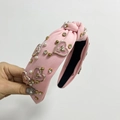 Diadema de tela rosa con perlas y strass de corazón en diseño de nudo elegante - Rosa