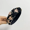 Elegante diadema de tela negra con corazones de esmalte rosa y adornos de perlas - Negro