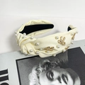 Diadema elegante de tela crema con perlas blancas y lazos dorados para mujer - Beige